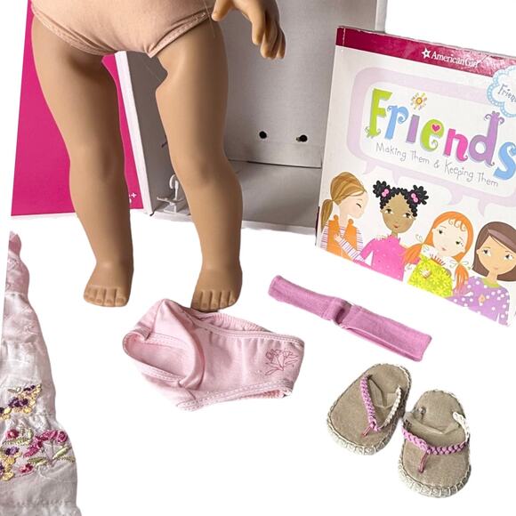 American Girl Gwen Doll Meet Outfit Headband Hair Tie Book Sonali's Friend Box - Picture 9 of 12